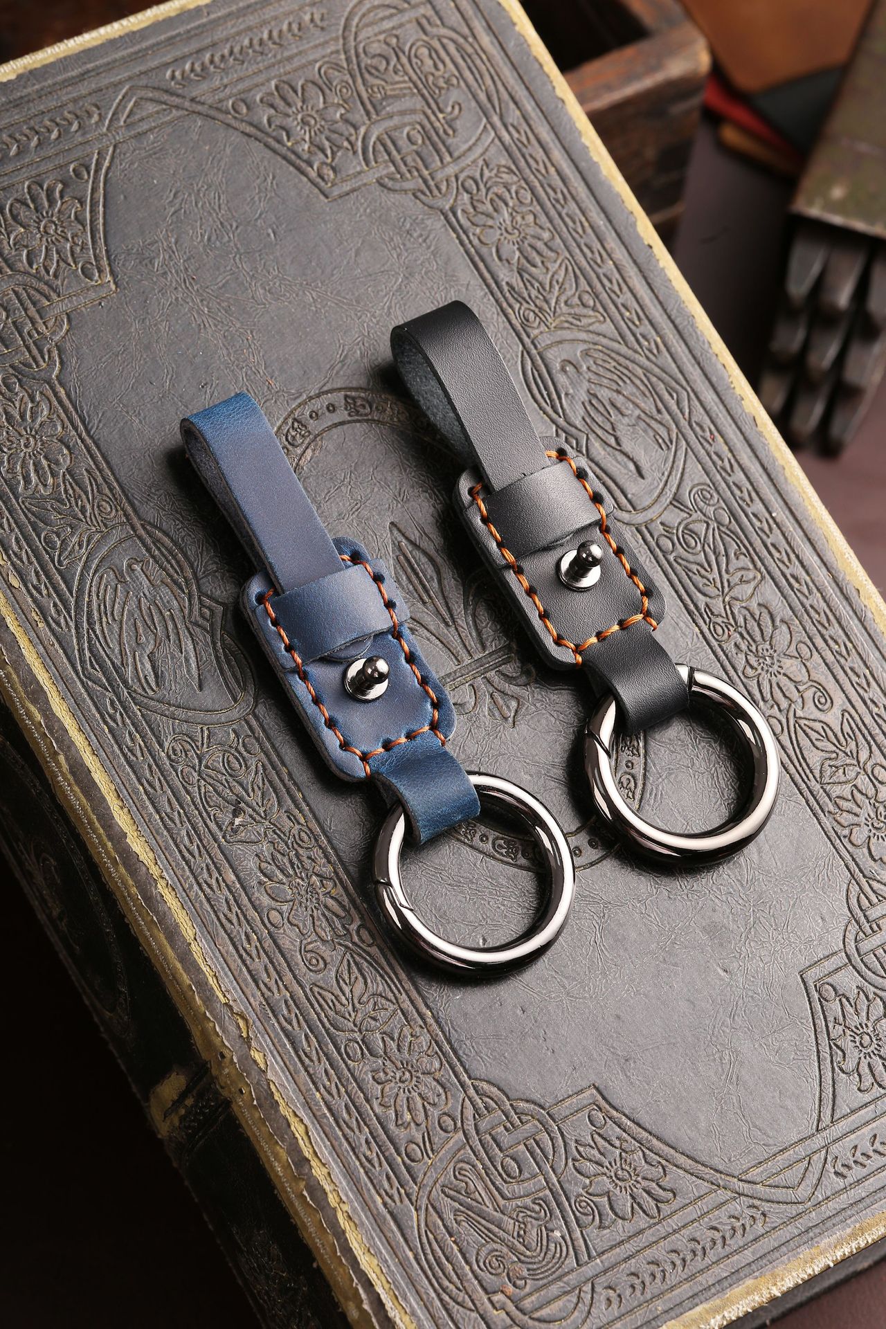 Car leather keychain handmade can be hung on the waist personality retro creative multifunctional key rope first layer cowhide