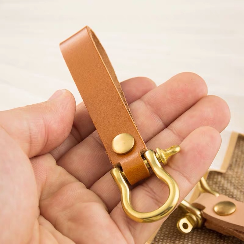 Customized Cow Leather Keychains, Genuine Leather Keychains, Hang Tags, Embossed Keychains, Gift Accessories, Car Keychains with Customizable Logos, PU Keychains, Imitation Leather Keychains, Creative