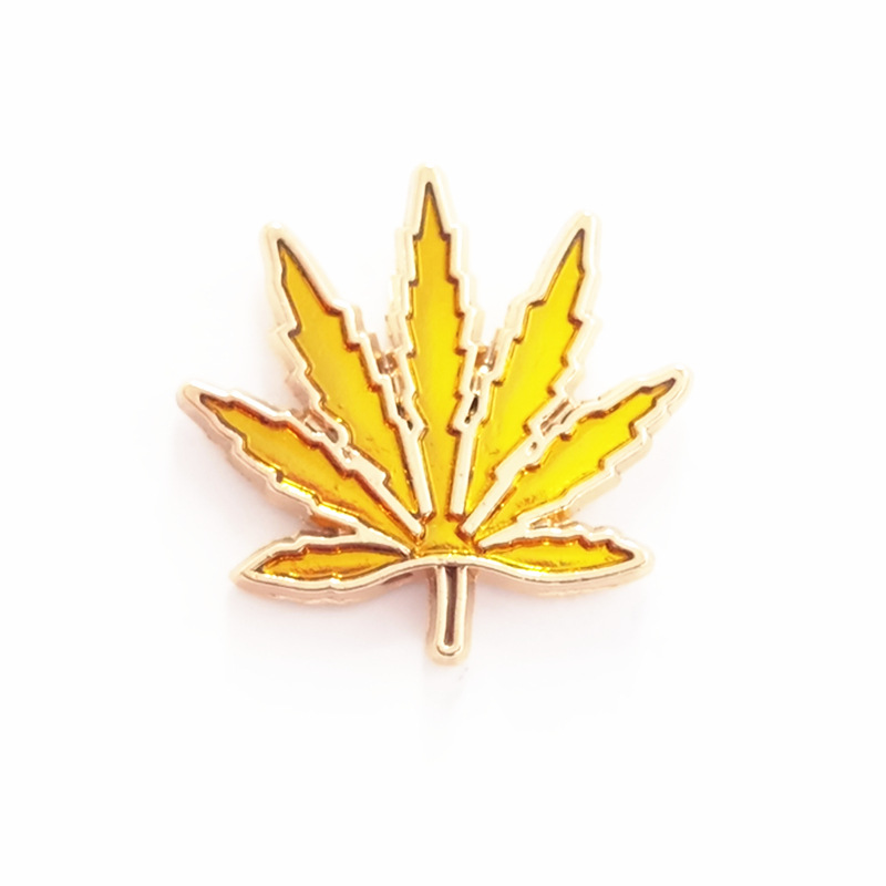 Hot selling maple leaf brooch, clothing and hat decoration brooch, anti-exposure badge, maple leaf badge in stock